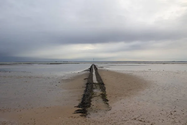 Causeway går ut i havet vid Westcliff, Essex, England — Stockfoto
