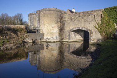 Bergues, Fransa 'daki surların yansımaları