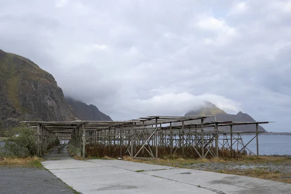 Traditionelle Fischtrocknungsanlagen in Mortsund, vestvagoy, lofoten ist — Stockfoto