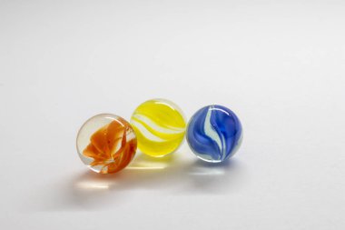 Beyaz arka planda renkli oyuncak misketleri