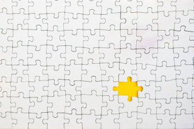 Beyaz yapbozdaki kayıp parçayı gösteren sarı arkaplan.
