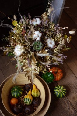 Buket doğal taze çiçek. Gül şakayığı matthiola lale okaliptüs nergis papatya gerbera dalya orkidesi nilüfer leyleği gardenya yasemin manolya sümbülü.