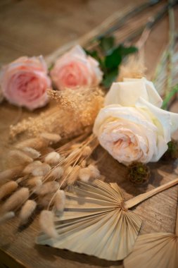 Buket doğal taze çiçek. Gül şakayığı matthiola lale okaliptüs nergis papatya gerbera dalya orkidesi nilüfer leyleği gardenya yasemin manolya sümbülü.