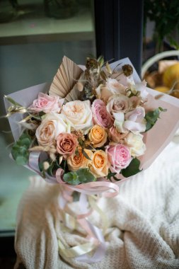 Buket doğal taze çiçek. Gül şakayığı matthiola lale okaliptüs nergis papatya gerbera dalya orkidesi nilüfer leyleği gardenya yasemin manolya sümbülü.