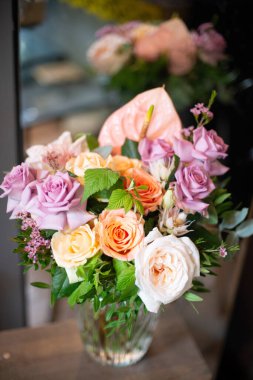 Buket doğal taze çiçek. Gül şakayığı matthiola lale okaliptüs nergis papatya gerbera dalya orkidesi nilüfer leyleği gardenya yasemin manolya sümbülü.