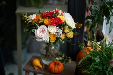 Buket doğal taze çiçek. Gül şakayığı matthiola lale okaliptüs nergis papatya gerbera dalya orkidesi nilüfer leyleği gardenya yasemin manolya sümbülü.