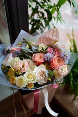 Buket doğal taze çiçek. Gül şakayığı matthiola lale okaliptüs nergis papatya gerbera dalya orkidesi nilüfer leyleği gardenya yasemin manolya sümbülü.