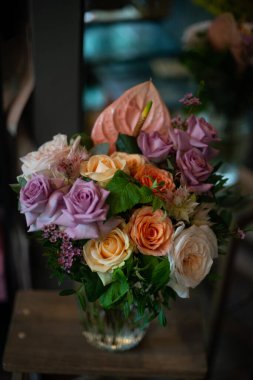 Buket doğal taze çiçek. Gül şakayığı matthiola lale okaliptüs nergis papatya gerbera dalya orkidesi nilüfer leyleği gardenya yasemin manolya sümbülü.
