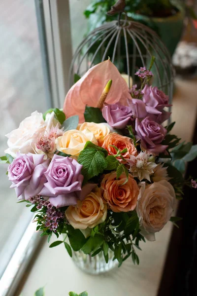 Букет Натуральный Свежий Цветок Роза Анемон Лютик Маттиола Тюльпан Эвкалипт — стоковое фото