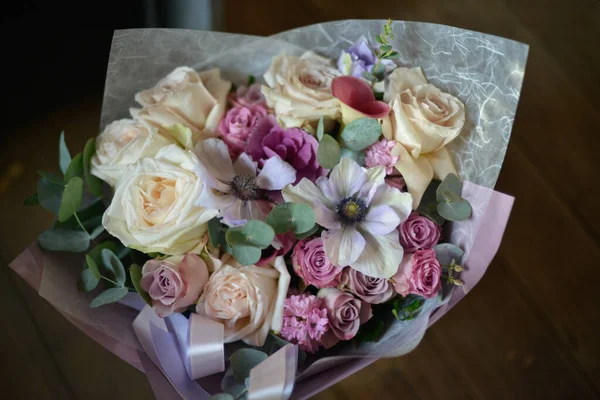 Boeket Natuurlijke Verse Bloem Rozenanemoon Boterbloem Matthiola Tulp Eucalyptus Narcis — Stockfoto