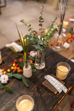 Noel süslemeleri ve dekorları, ışıklar ve mumlar, pamuktan yapılmış el yapımı festival süslemeleri, Noel ağaçları, kurutulmuş meyveler ve çiçekler ve fenerler.