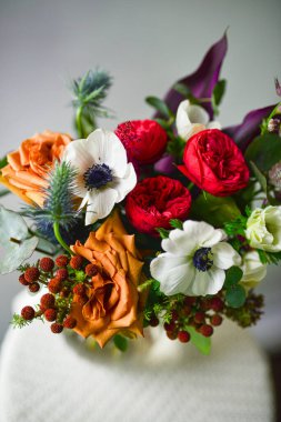 Büyük, güzel bir buket çiçek şakayık gülleri Ranunculus düğün çiçekleri