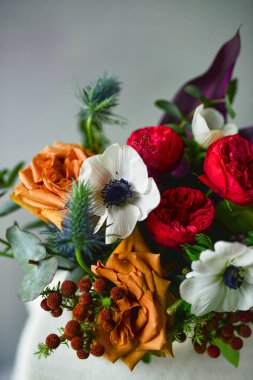 Büyük, güzel bir buket çiçek şakayık gülleri Ranunculus düğün çiçekleri