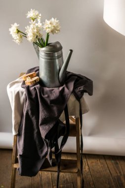 Çiçekler nergisler, narin ve güzel buketler.