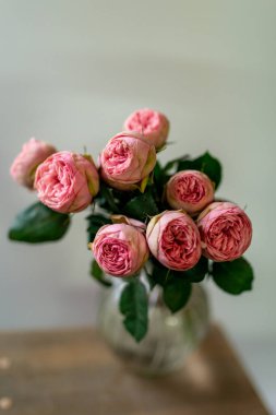 Çiçekçiye göre en güzel çiçek gül renginde.