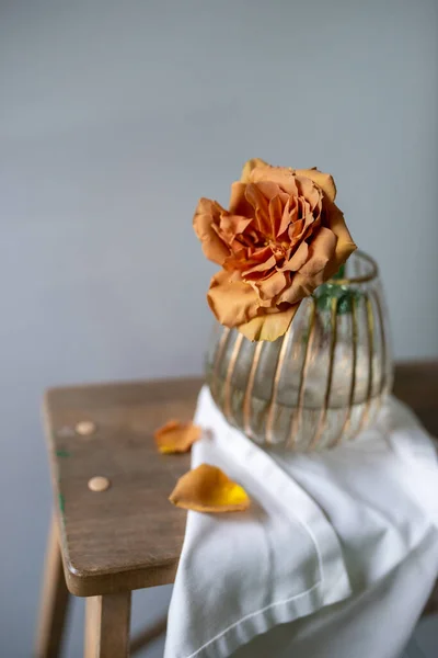 Rosefärg Vas Stor Vacker Bukett Blommor — Stockfoto