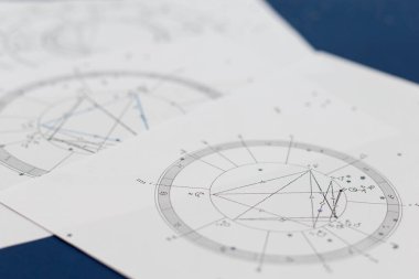 Mavi arka planda astrolojik natal çizelge