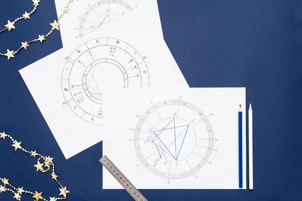 Mavi arka planda astrolojik natal çizelge