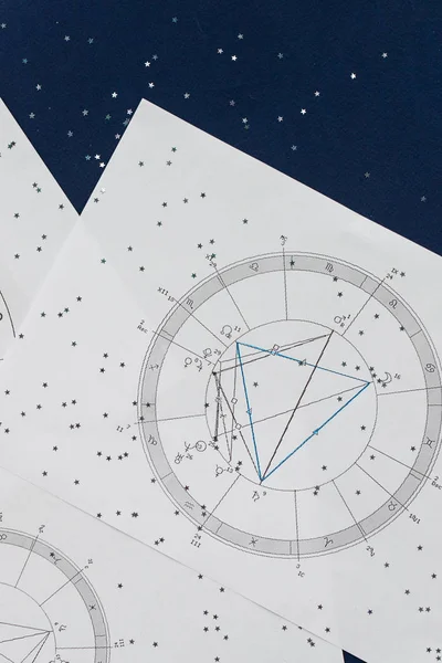 Mavi arka planda astrolojik natal çizelge