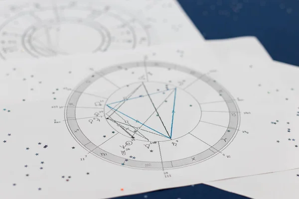 Mavi arka planda astrolojik natal çizelge