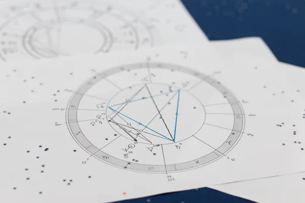Астрологическая натальная карта на синем фоне — стоковое фото