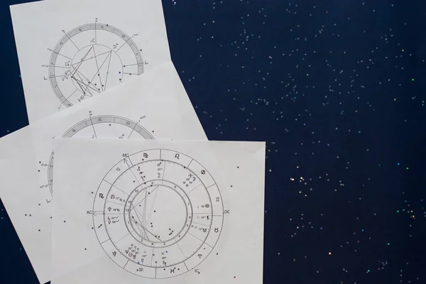 Mavi arka planda astrolojik natal çizelge