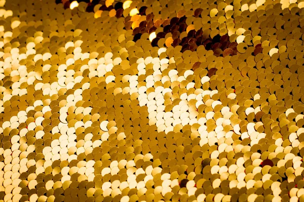 Bakgrund från guld glitter pailletter, närbild. Metallic Glitter bakgrund, gyllene paljetter, mousserande paljett textil — Stockfoto