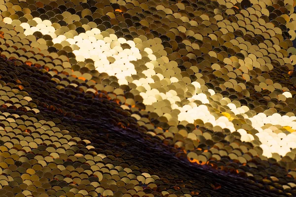 Achtergrond van gouden glitter paillettes, close-up. Metallic Glitter achtergrond, Golden pailletten, sprankelende lovertjes textiel — Stockfoto