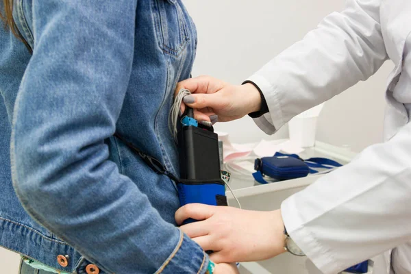 Doktor bir kıza, kalbin EKG 'sini izlemek için bir yular takar.