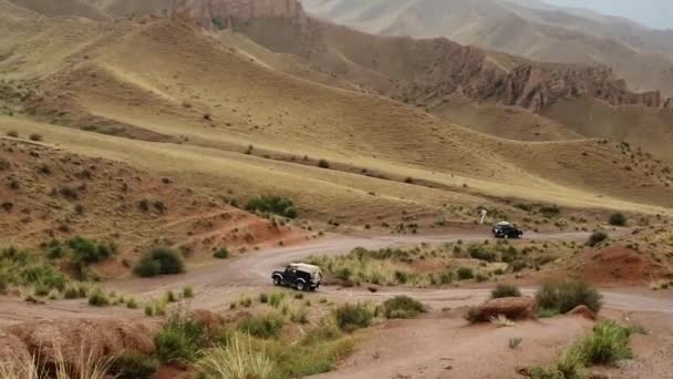 Reizen in de bergen. Kazachse regenachtige herfstbergen, steppe en canyon — Stockvideo