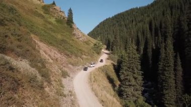 Dağ yolu, hava görüntüleri. Araba yolculuğu