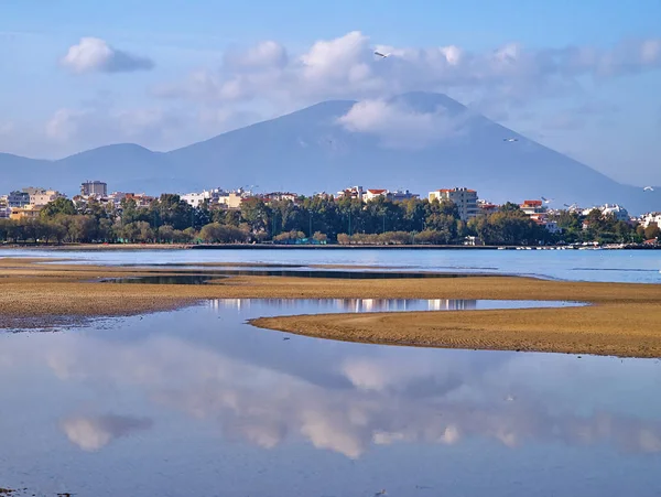 Reflexión Montaña Cielo Sobre Agua Mar Durante Marea Baja Liani — Foto de Stock