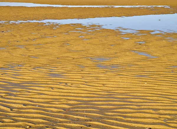 Sandkrusningar Och Vatten Vid Strand Lågvatten — Stockfoto