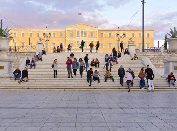 Atenas Grecia Noviembre 2019 Cercanías Turistas Plaza Syntagma Edificio Del —  Fotos de Stock