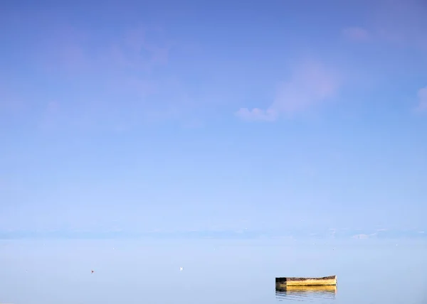 Kerkini meer, Griekenland, minimalisme landschap, een houten boot op c — Stockfoto