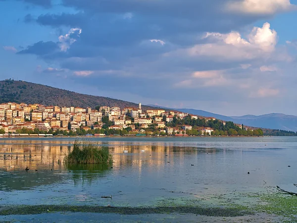 Lake Orestiada och Kastoria stad, Grekland vid solnedgången. — Stockfoto