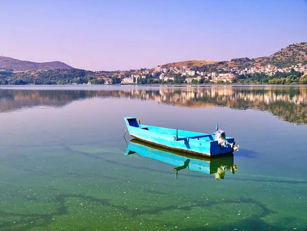 Lago Orestiada, Kastoria Grecia. Reflejos de barco, tierra y h — Foto de Stock