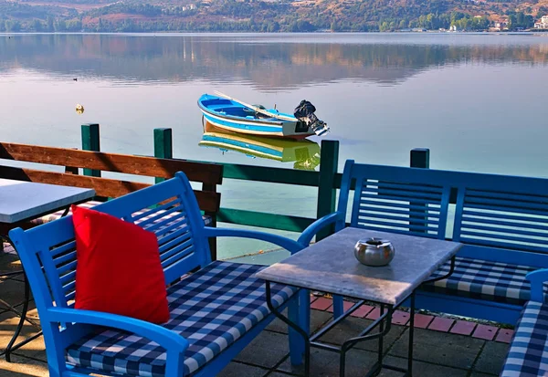 Lago Orestiada, Kastoria, Grecia, mesa de café en el paseo marítimo y — Foto de Stock