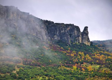 Meteora, Yunanistan, ağır bulutlu kış dramatik manzarası ve