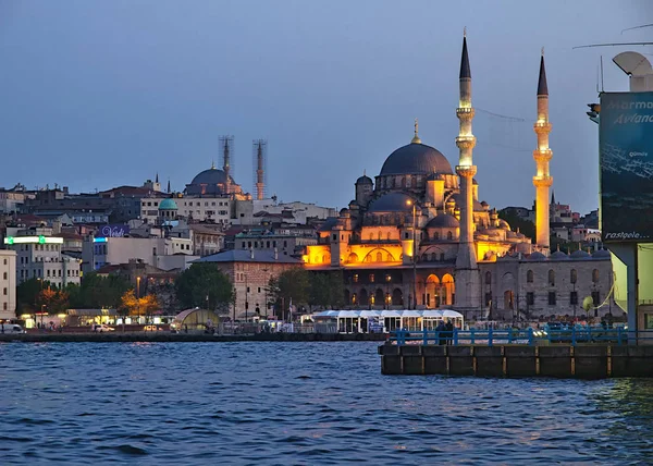 Utsikt över upplysta Yeni Cami moskén och Bosporus hav på natten. — Stockfoto