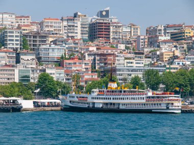 İstanbul / Türkiye: Boğazdaki gemi ve konut aralığı