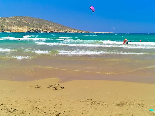 Prasonisi playa de arena en verano. Kitesurf y gente enjo — Foto de Stock