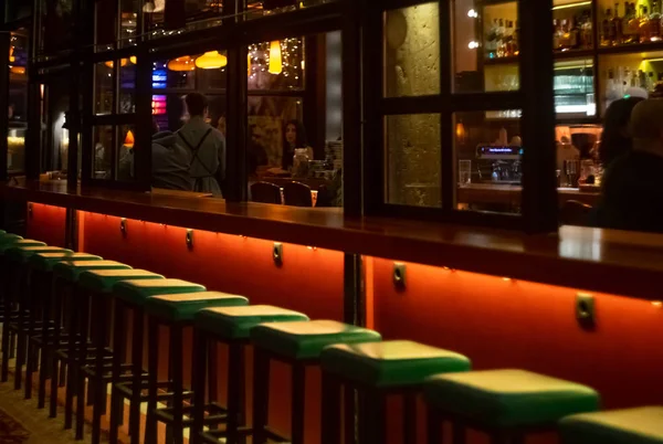 Scène nocturne d'un bar en ville. Décora vintage — Photo