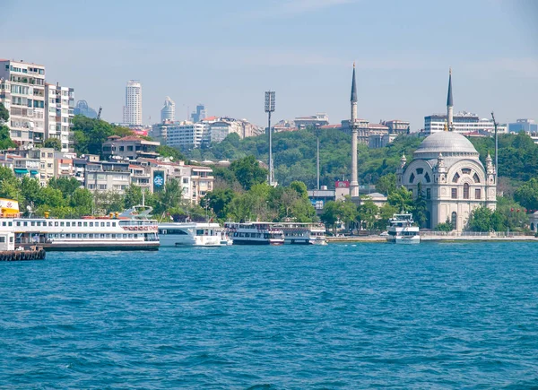 Istanbul / Turkiet Ortakoy moskén, bostadshus och fartyg — Stockfoto