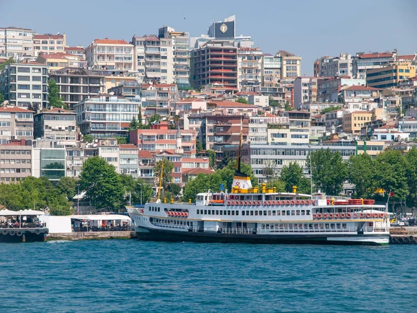 Istanbul / Turkiet: Fartyg vid Bosporus sund och bostadshus — Stockfoto
