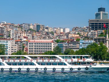 Boğaz 'da yolcuları olan turistik yolcu gemisi. İkâmet