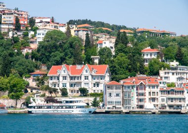 Boğaz kıyılarındaki lüks villalar ve limandaki gemi..