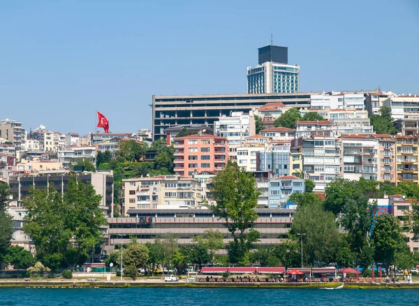 Edificios residenciales en la costa del Bósforo y gran bandera turca como s —  Fotos de Stock
