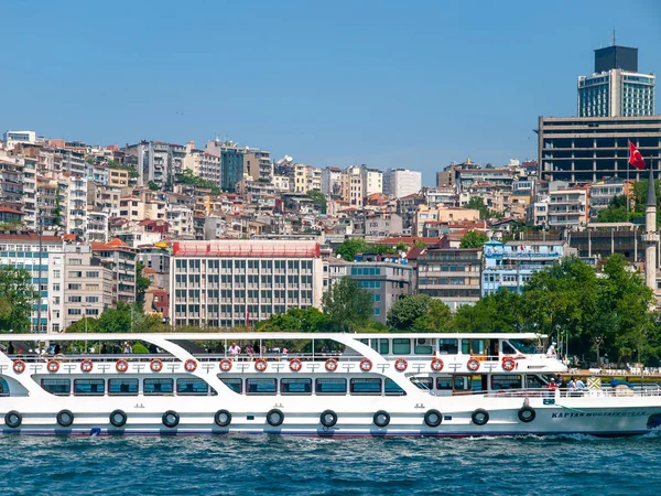 Turistkryssningsfartyg med passagerare vid Bosporus sund. Restprodukter — Stockfoto