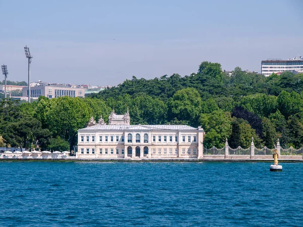 Dolmabahce palacio vista exterior desde el mar. Foto tomada de crui —  Fotos de Stock